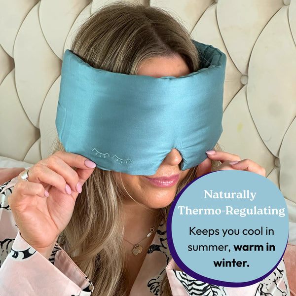 Woman wearing a teal sleep mask with a text overlay about its thermoregulating properties.